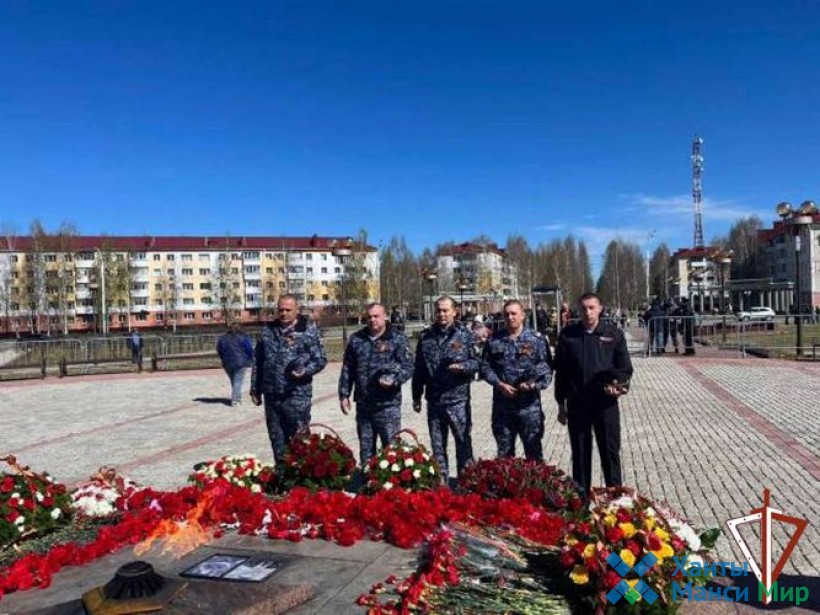 Обласы ханты мансийск 2024. Памятники росгвардейцам. Памятник Росгвардии. Традиции 9 мая. 9 Мая день Победы Росгвардия.