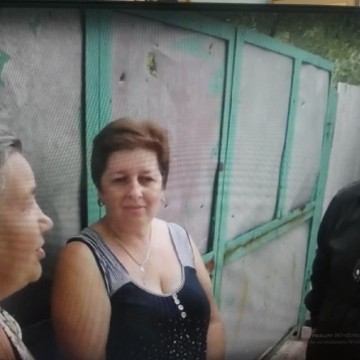 Леонид Бабанин беседует с донецкими женщинами