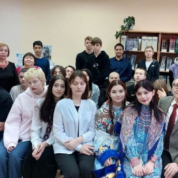 На фото студенты Ханты-Мансийского технолого-педагогического колледжа на встрече с Еремеем Айпиным